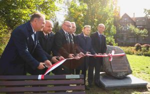 Odsłonięcie obelisku i ławeczki z okazji 120-le